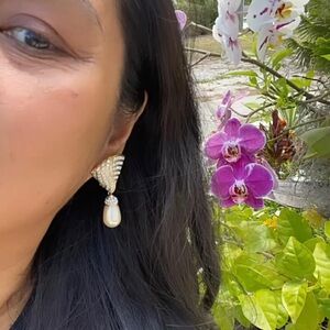 Vintage | Signed Swarovski Swan | Rhinestone Earrings Gold tone Crystal Clip-on